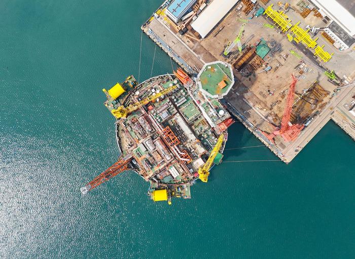 亚洲首艘圆筒型“海上油气加工厂”进行倾斜试验