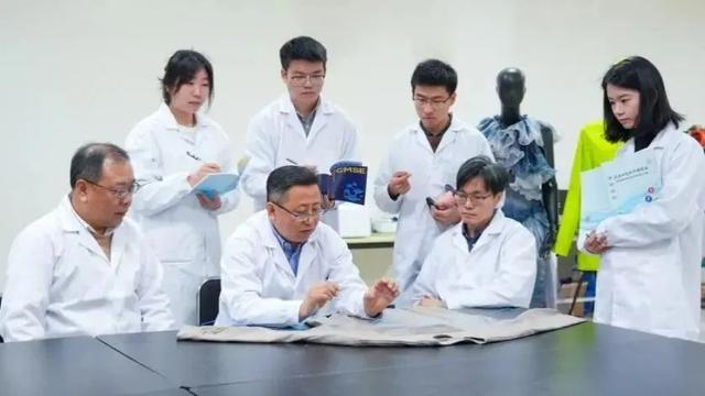 东华大学新研究取得突破：这种“布料”穿上身就能发光发电