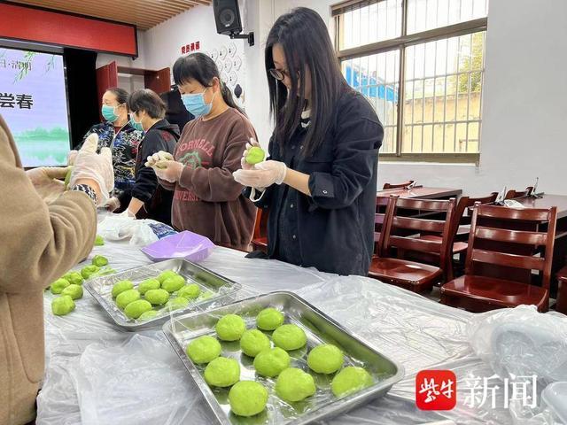 共享春日美味！常熟市沙家浜镇昆承湖村开展“巧手做青团，清明共尝春”活动