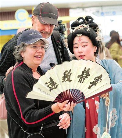 “海洋旋律号”游客开启京津之旅（图）