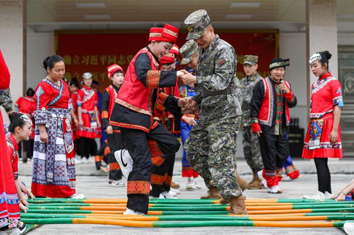 武警广西总队柳州支队：兵哥萌娃齐过“三月三”