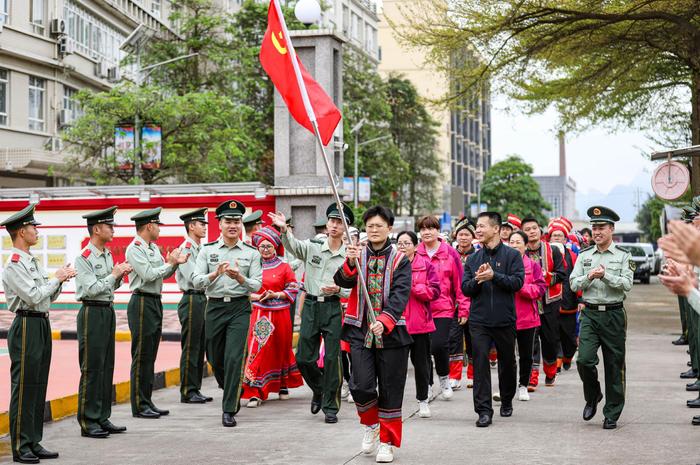 武警广西总队柳州支队：兵哥萌娃齐过“三月三”