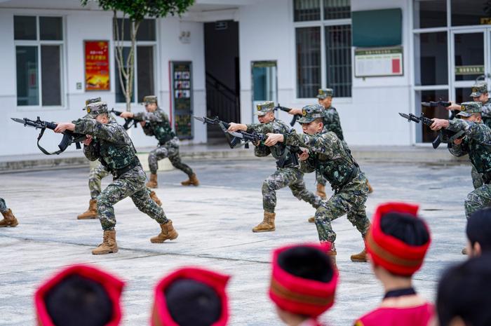 武警广西总队柳州支队：兵哥萌娃齐过“三月三”