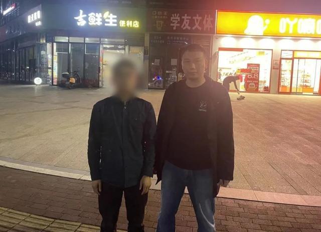 警察“搭讪”嫌疑人，抓捕后发现儿子丢了