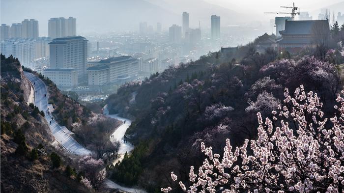 ​人间四月西岩山，烟云袅袅，恍若天上人间……