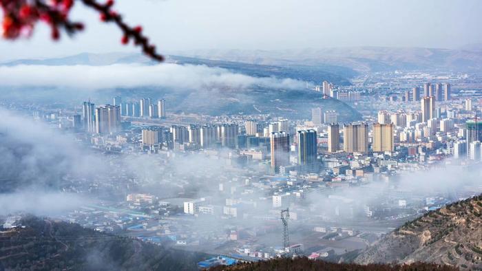 ​人间四月西岩山，烟云袅袅，恍若天上人间……