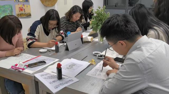 上海市民夜校里听黑胶、画敦煌壁画的年轻人，到底在想什么？