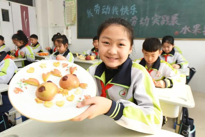 幼儿园劳动课是什么样？江苏这家幼儿园火了！网友：“做饭”劳动课值得被追捧