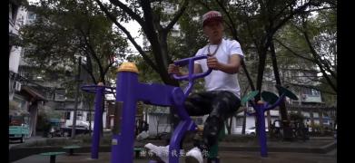 诺米mv动作|图源:《谢天谢帝》mv截图