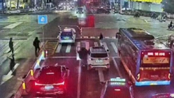郴州一男子醉驾撞人后逃逸，下班路过的交警逼停车辆将其抓获