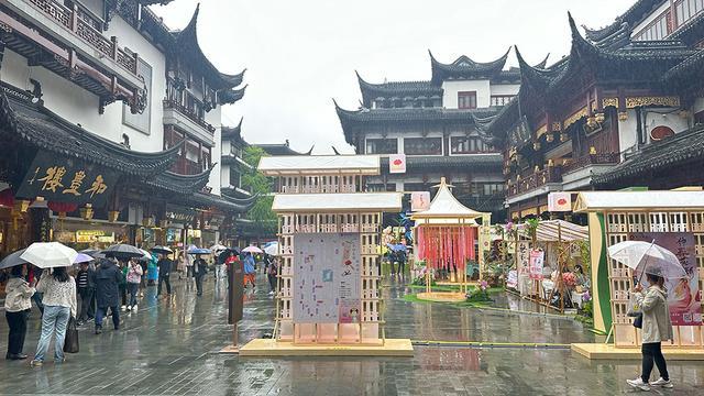 巨型牡丹在百年九曲桥畔绽放，上海豫园仲春花朝节回归