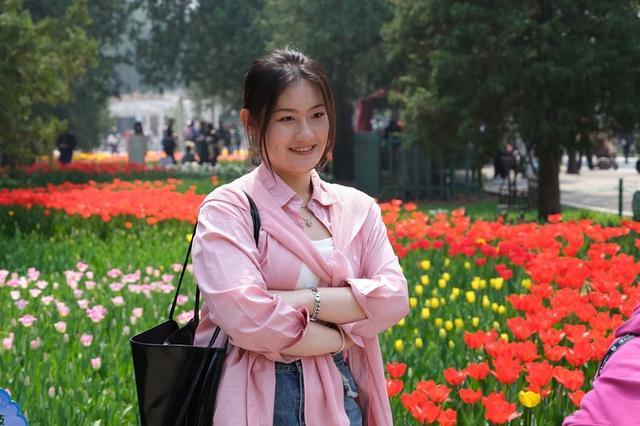 北京中山公园郁金香花开正艳 吸引市民前来观赏拍照