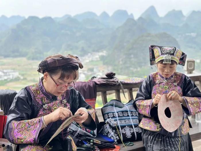 海南旅游广播带你看黔地美景美食~第十八届贵州旅游产业发展大会在黔西南州开幕