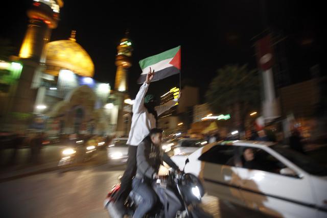 早安·世界｜伊朗向以色列目标发射导弹，伊朗民众在广场庆祝