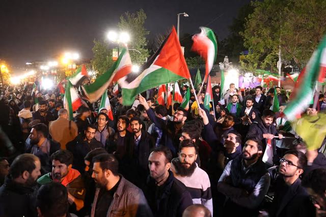 外媒：数千伊朗民众走上街头，支持袭击以色列，有人喊“美国去死”口号