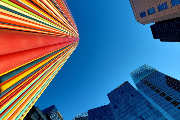 股价连创15年新低、盈利端陷历史巨亏 绿地控