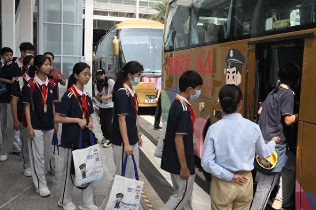 粤澳两地师生坐上“国安号”港珠澳大桥游专线巴士去研学