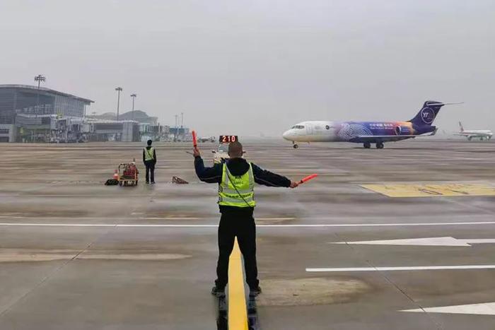 杭州机场迎来圆通航空首架国产ARJ21“客改货”飞机