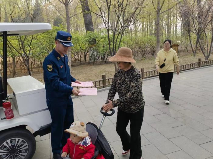 北京​通州消防走进大运河森林公园，开展全民国家安全教育日活动