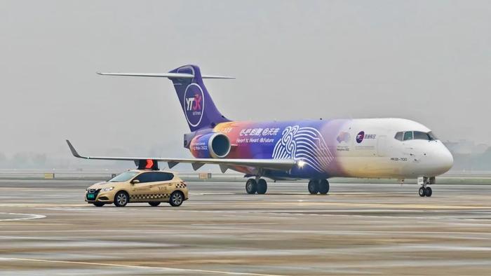 杭州机场迎来圆通航空首架国产ARJ21“客改货”飞机