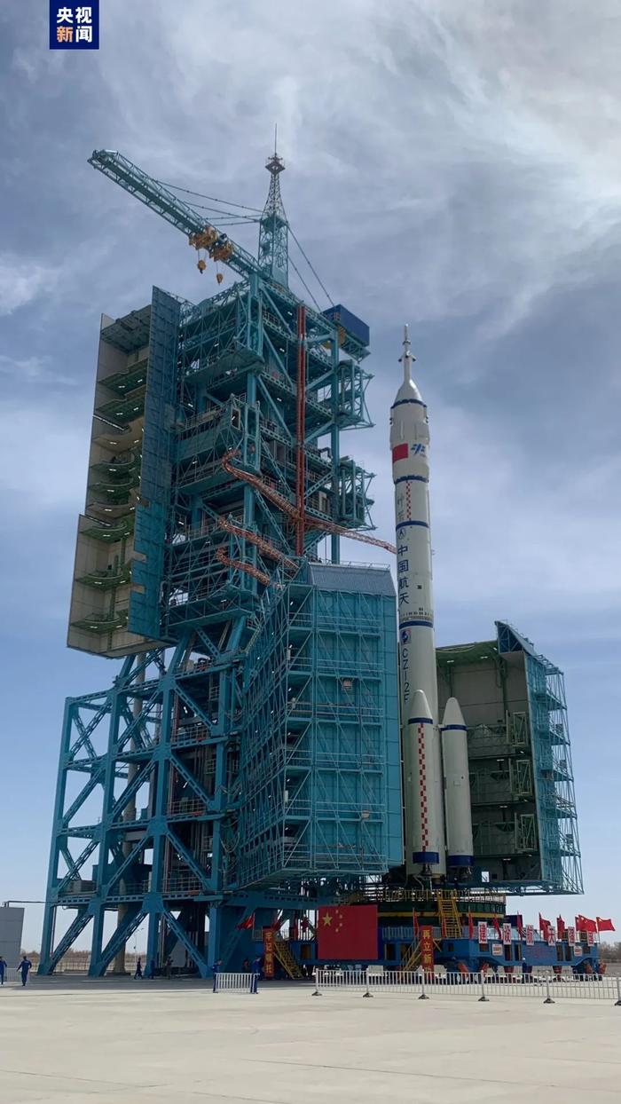 据中国载人航天工程办公室消息，北京时间2024年4月17日，神舟十八号载人飞船与长征二号F遥十八运载火箭组合体已转运至发射区。
