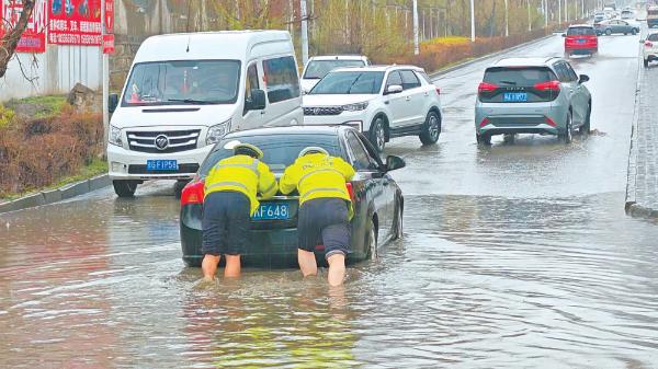 【送你一朵小红花】交警挽起裤脚冒雨推车