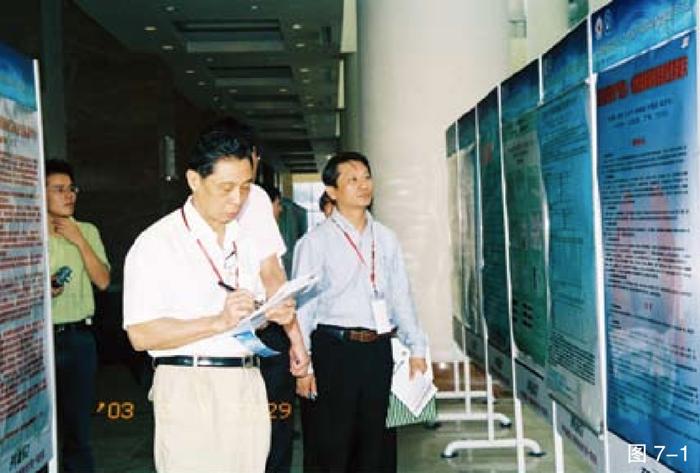 在2006年哮喘年会上,钟南山与沈华浩一起评审壁报。图片来源:“南山呼吸”公众号