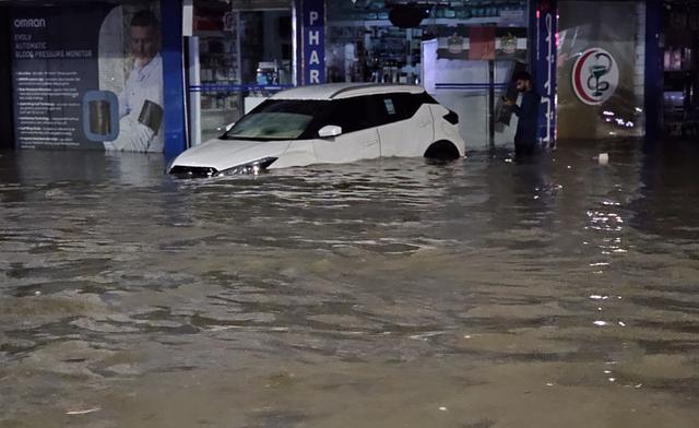 阿联酋遇75年来最强降雨：迪拜一天雨量超全年，天空秒变绿