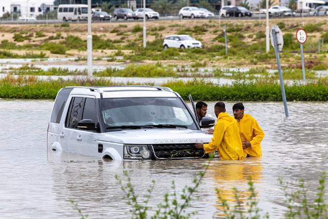 阿联酋遇75年来最强降雨：迪拜一天雨量超全年，天空秒变绿