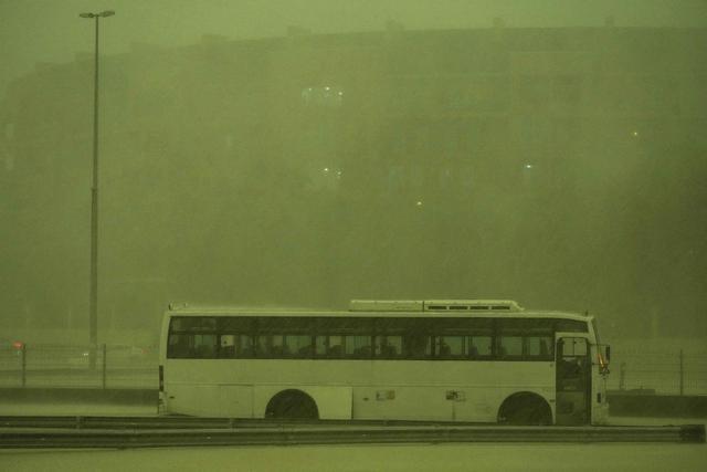 阿联酋遇75年来最强降雨：迪拜一天雨量超全年，天空秒变绿