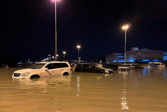 阿联酋遇75年来最强降雨：迪拜一天雨量超全年，天空秒变绿