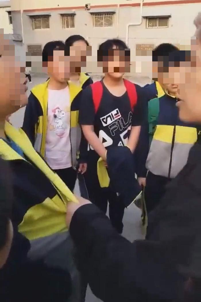 河南新乡9岁男孩校门口被同学家长殴打住院，官方：涉事人被拘