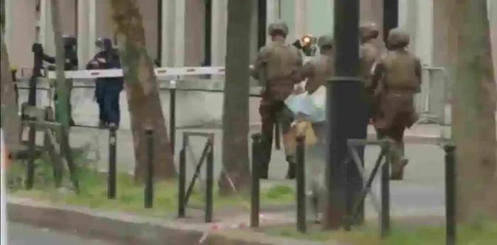 突发！“男子携爆炸物闯入巴黎领事馆”