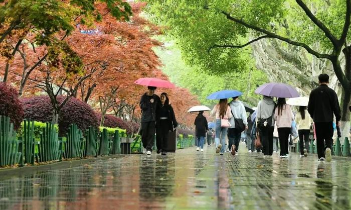 杭州天气有自己的想法！预报雷雨大风，如果没下就当是周末惊喜…