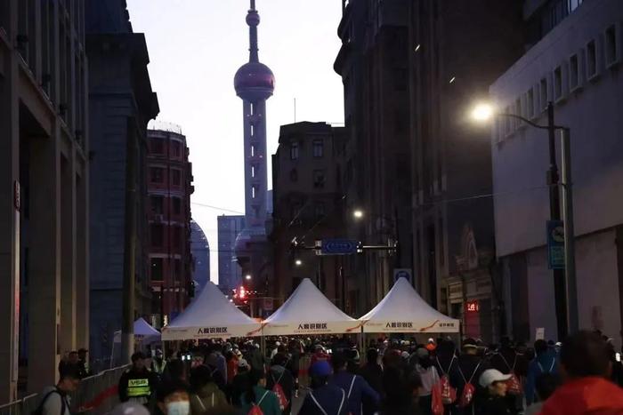 “大风蓝+雷电黄”双预警高挂！今夜至明晨有大雨，晚归的朋友注意道路交通安全