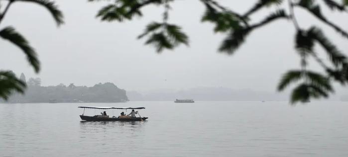 杭州天气有自己的想法！预报雷雨大风，如果没下就当是周末惊喜…