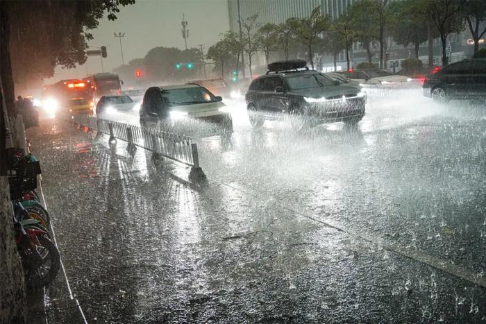 暴雨+大风+冰雹！广东部分列车停运、航班延误