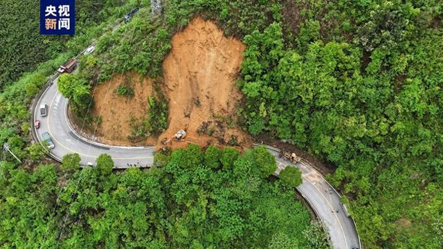 桂林暴雨引发国道357线附近路段塌方 清理工作进行中