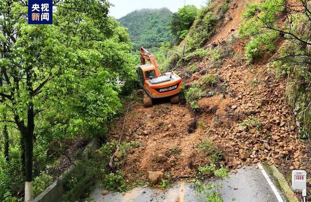 桂林暴雨引发国道357线附近路段塌方 清理工作进行中