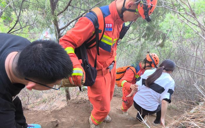 北京一对年轻夫妻爬山被困，潭柘寺消防救援站紧急救援