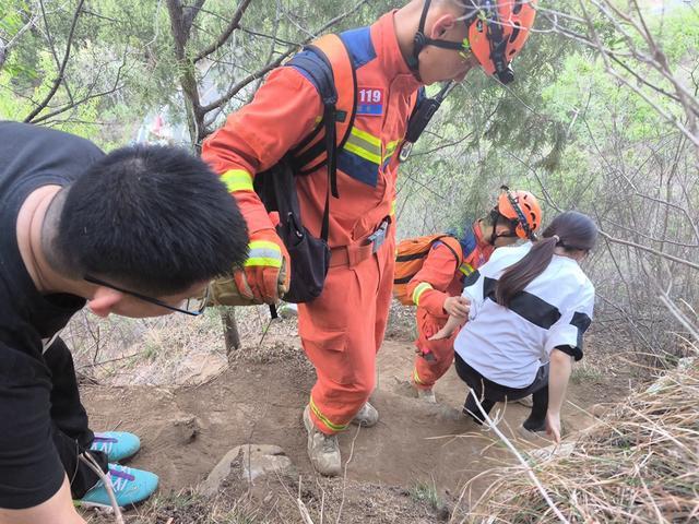 年轻夫妻爬山被困，潭柘寺消防紧急救援