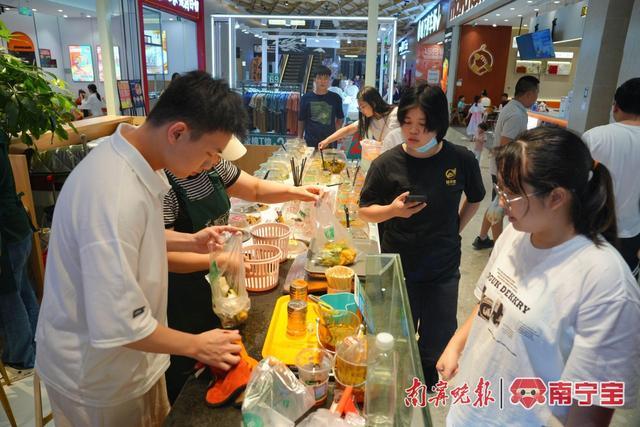 市民选购酸嘢后,商家根据个人口味放调料 本报记者 覃祖稳/摄