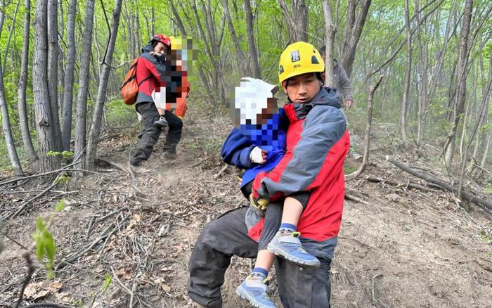 一家四口爬山迷路，北京怀柔消防员历经12小时成功救援