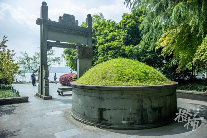 杭州西湖边有座武松墓，他就是《水浒传》里的武松吗？