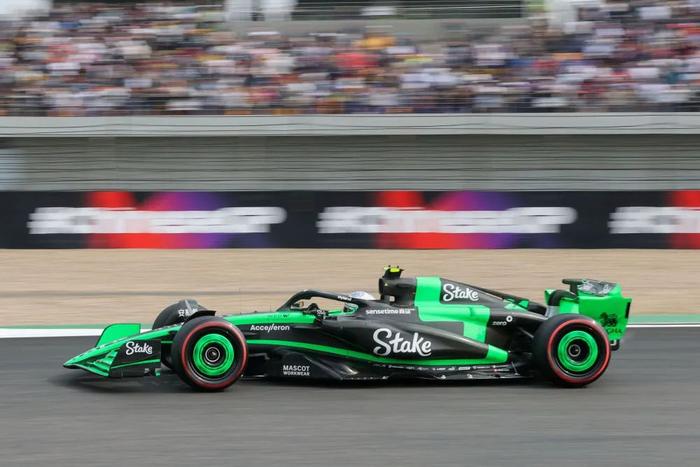 4月20日,索伯车队中国车手周冠宇在排位赛中。当日,F1中国大奖赛排位赛在上海国际赛车场举行。新华社记者 王翔 摄