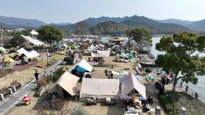 沿湖网红露营地 胡龙召 摄