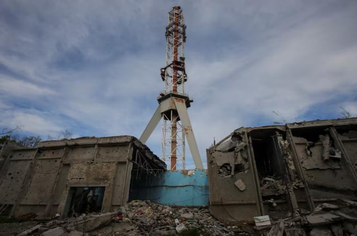 乌克兰一高240米电视塔遭俄军击中，防空通讯受阻