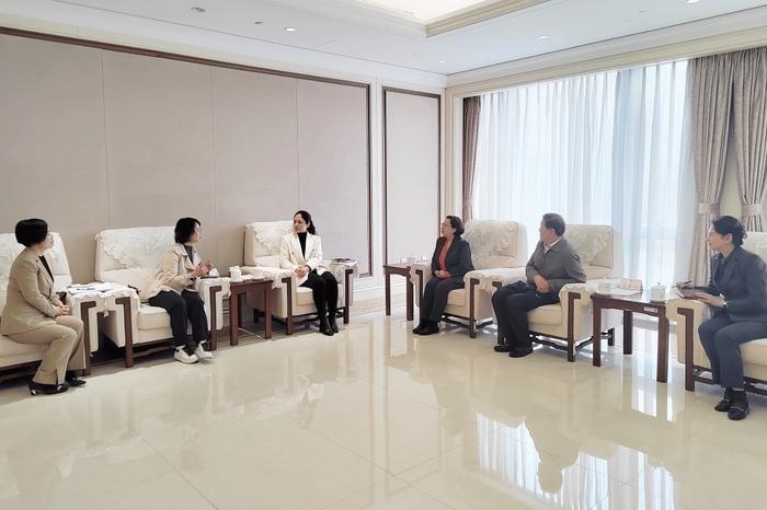 市政协副主席王红与新的社会阶层人士委员座谈