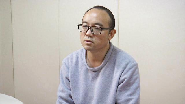 收100万元“水果”藏床下，四川省阿坝州人民政府原副秘书长靳东忏悔