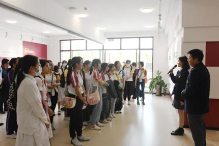 香港代表团走进枫叶国际学校参观交流